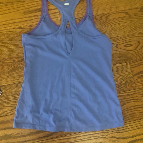 Four flattering and comfy workout tops (three are brand new) size S and a sz Med - Picture 6 of 10